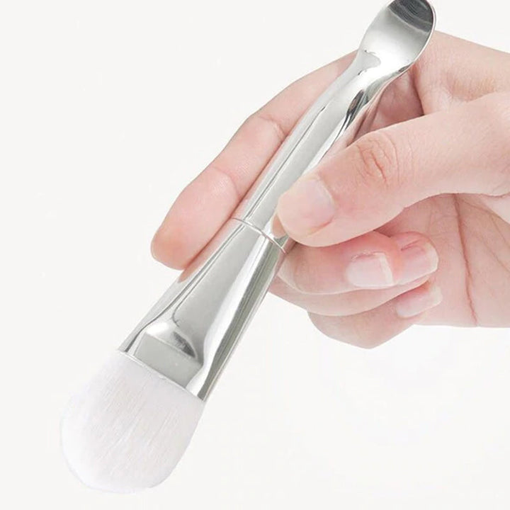 "Modern dispenserbehållare och maskborste i plast och silikon, perfekt för resor och daglig användning."