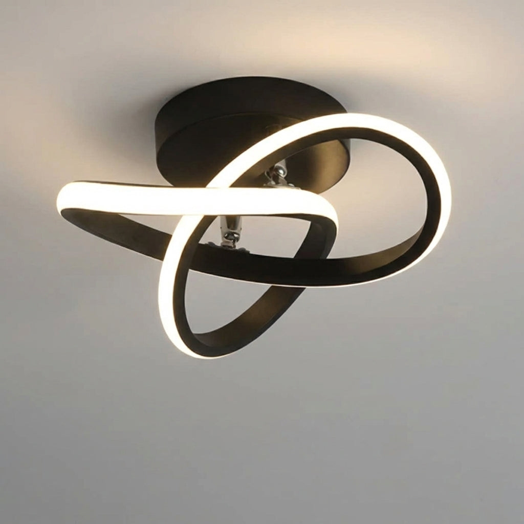 Modern LED-taklampa i elegant design tänd i stilrent vardagsrum