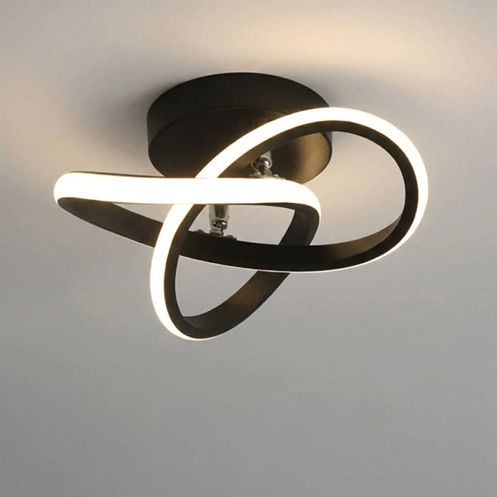 Modern LED-taklampa i elegant design tänd i stilrent vardagsrum