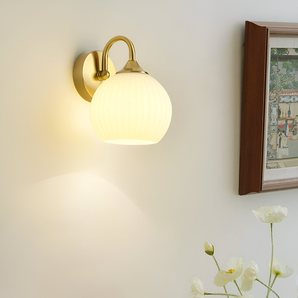 Modern klotformad vägglampa i randigt glas med LED-belysning för hemmet.