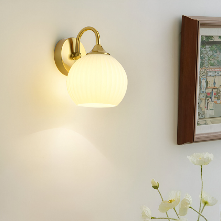 Modern klotformad vägglampa i randigt glas med LED-belysning för hemmet.