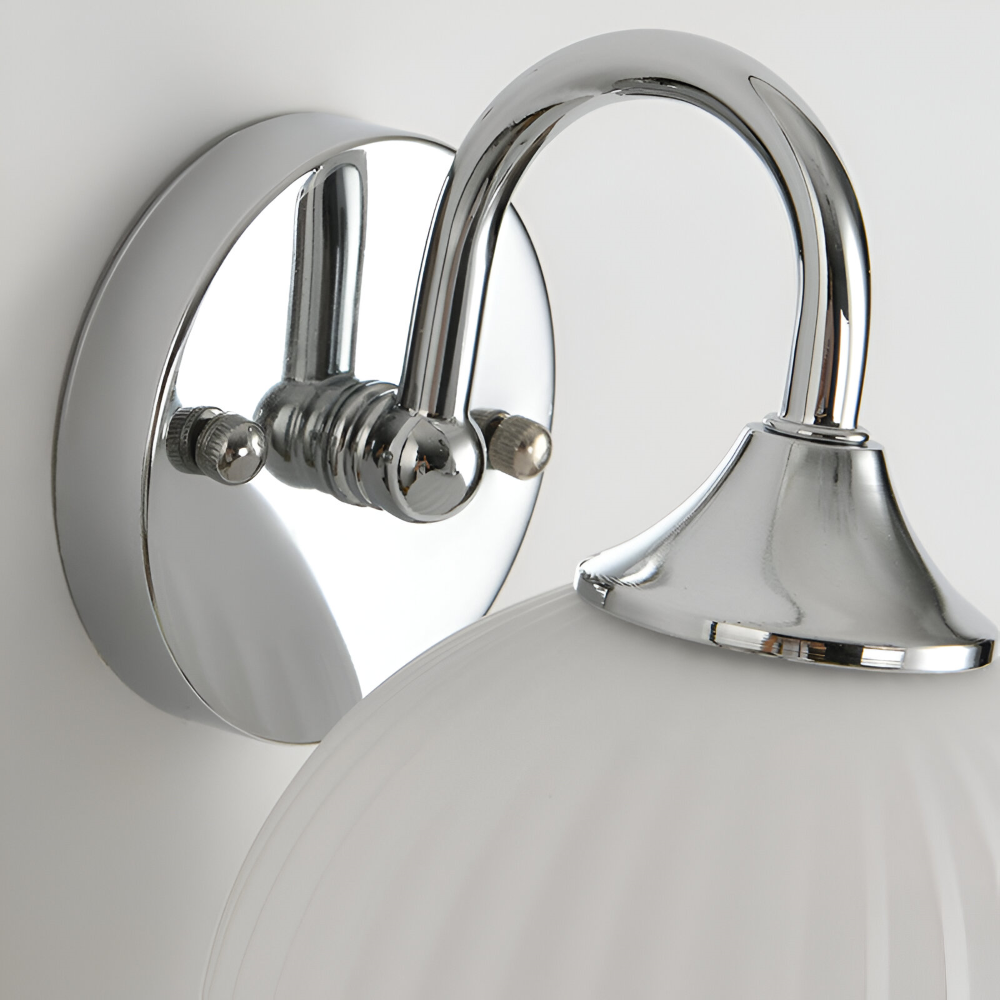 Sovrumslampa: stilren vägglampa med randigt glas och effektiv LED-belysning.