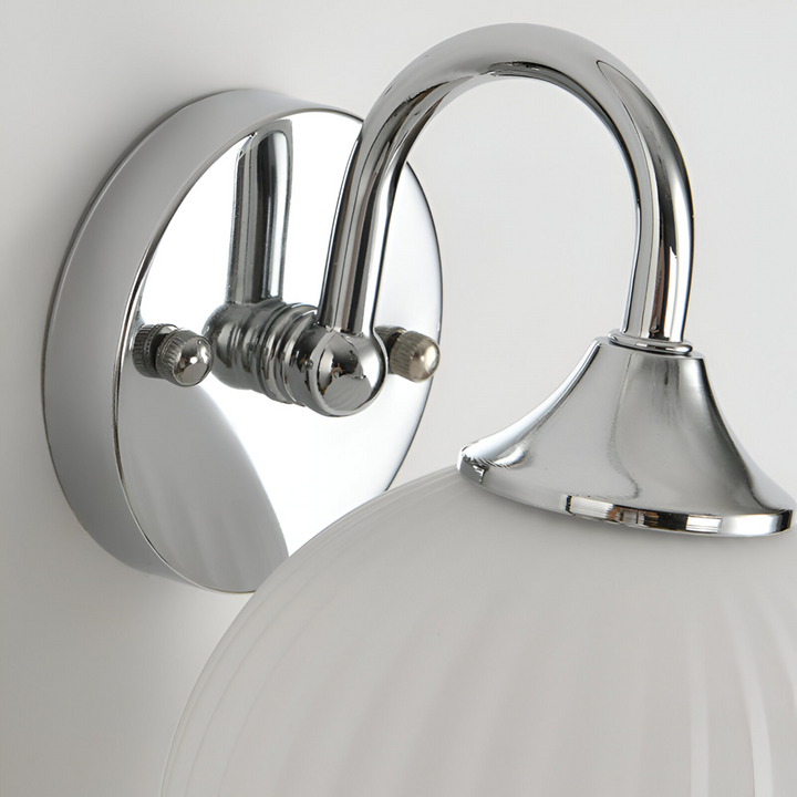 Sovrumslampa: stilren vägglampa med randigt glas och effektiv LED-belysning.