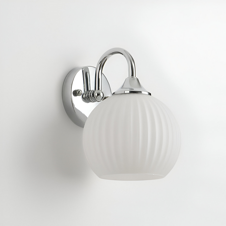Energieffektiv LED-vägglampa, klotformad i randigt glas, för modern heminredning.