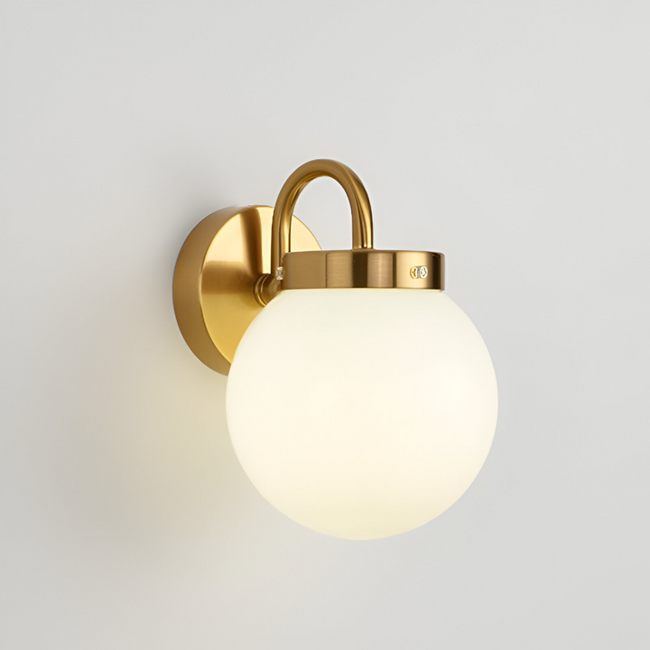 Modern inredningslampa: klotformad vägglampa i randigt glas med LED-ljus.