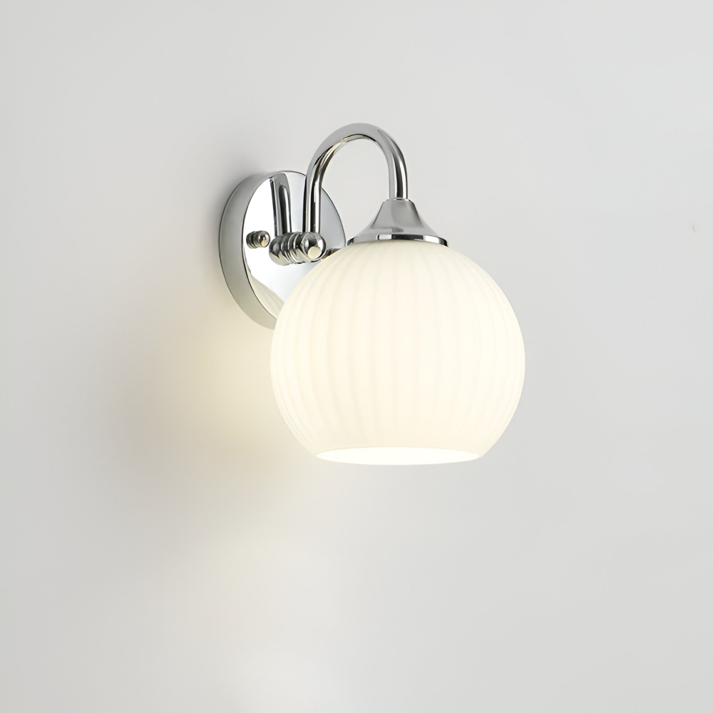 Exklusiv designlampa: randig klotformad LED-vägglampa i glas för ett modernt hem.
