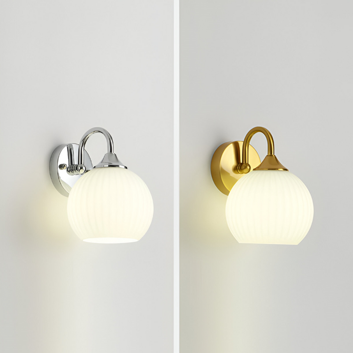 Unik vägglampa: klotformad LED med randigt glas, perfekt för stilinredning.