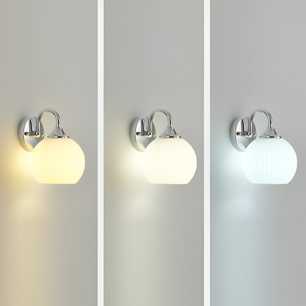 Elegant klotlampa av glas, randig med LED-belysning, modern väggdekor.