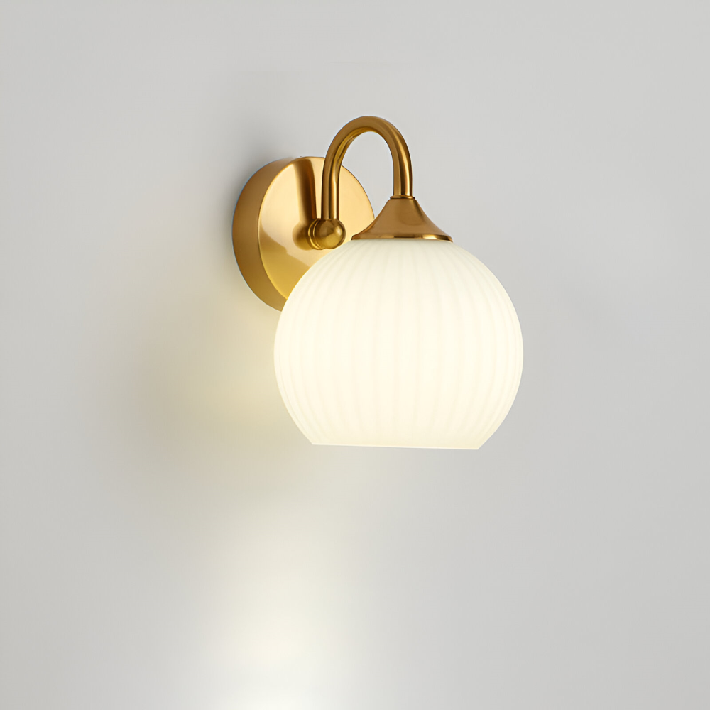 Inredningsdetalj: modern randig klotlampa i glas med LED för väggmontering.