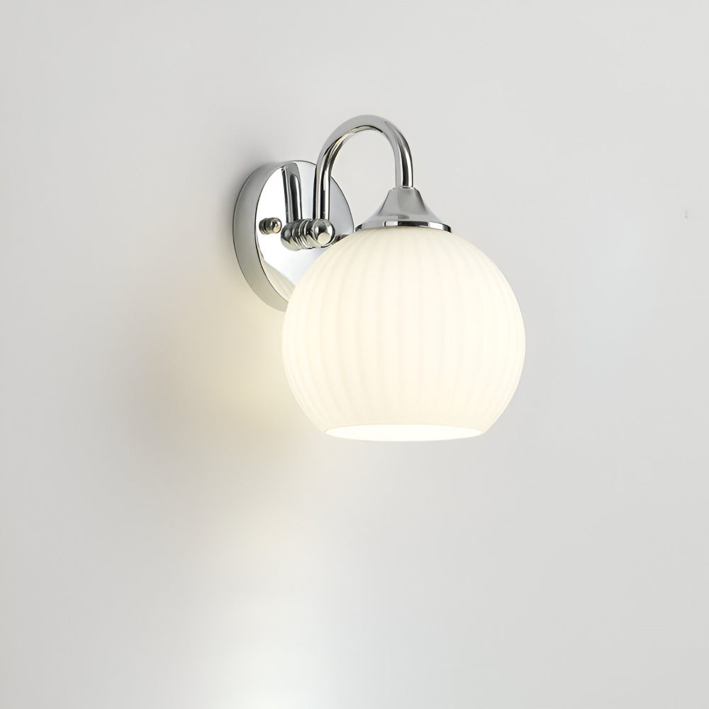 Mångsidig vägglampa: randigt glas, klotformad och LED, för vardagsrum och sovrum.