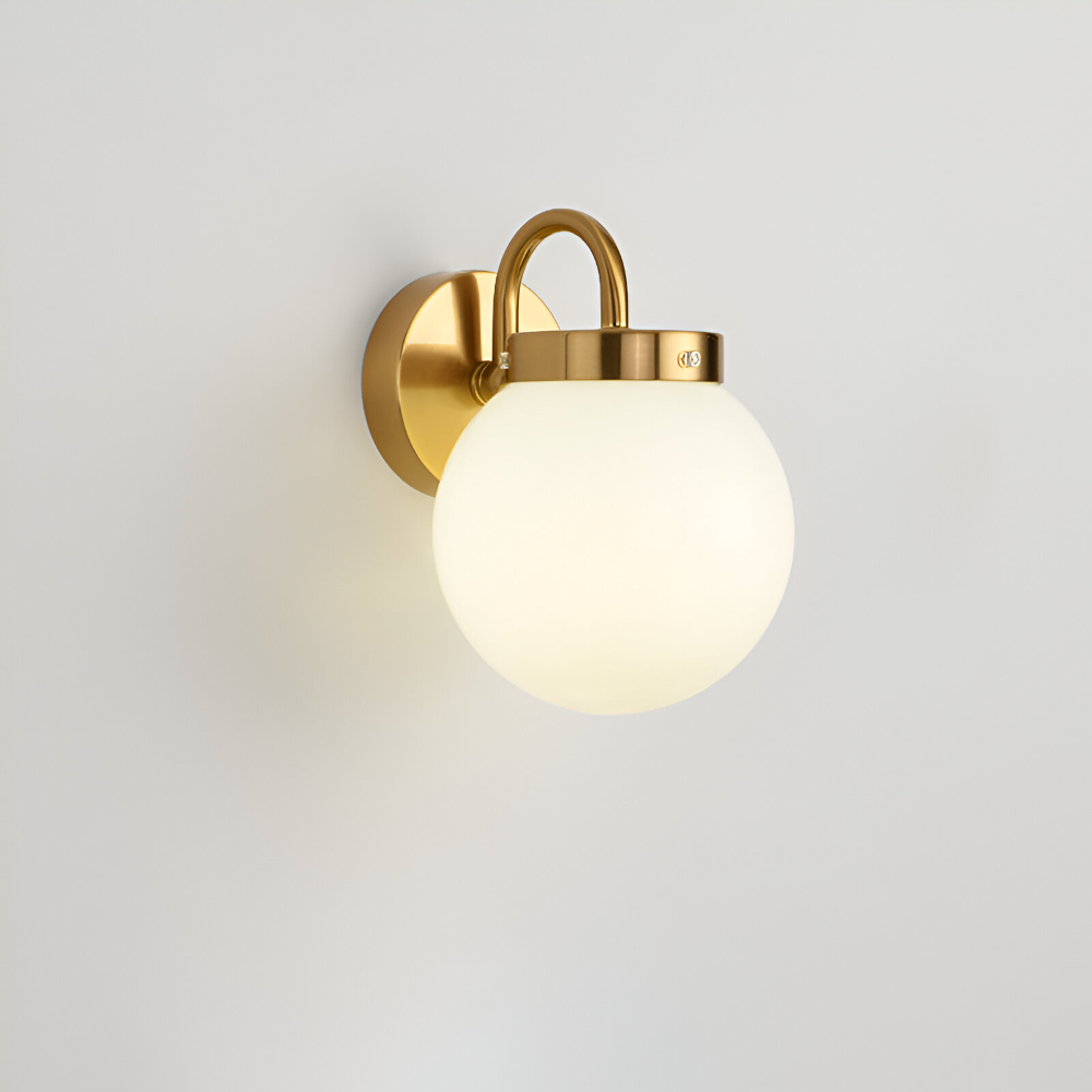 Modern LED-vägglampa med randig glasklot. Perfekt för mysig rumsbelysning.