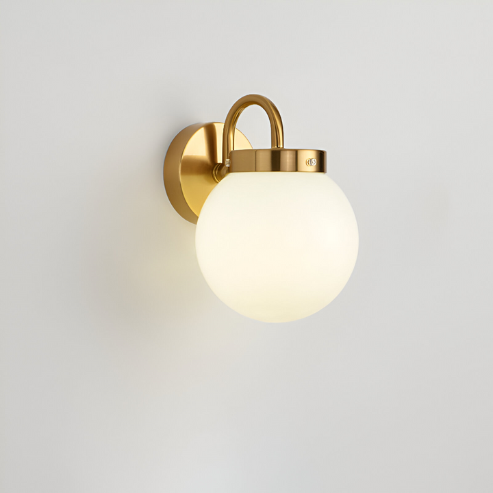 Modern LED-vägglampa med randig glasklot. Perfekt för mysig rumsbelysning.