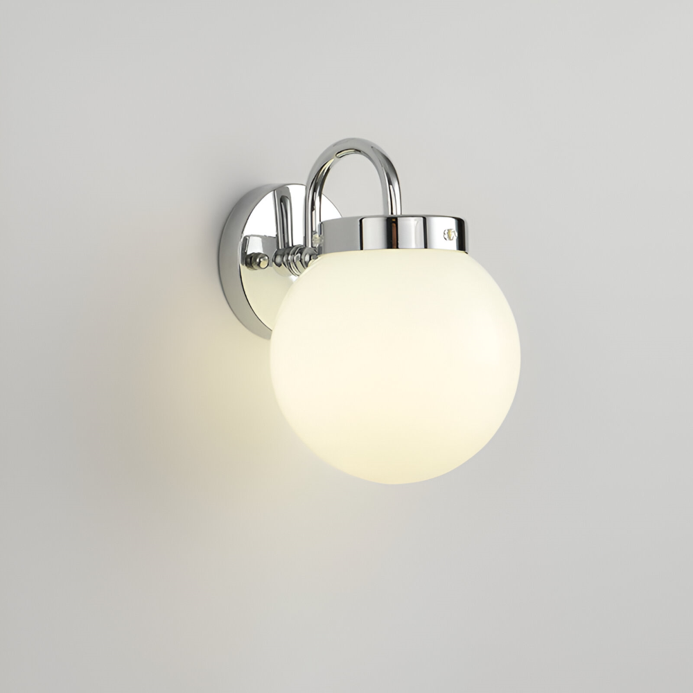 Dekorativ klotformad vägglampa i randigt glas, modern med LED-belysning.