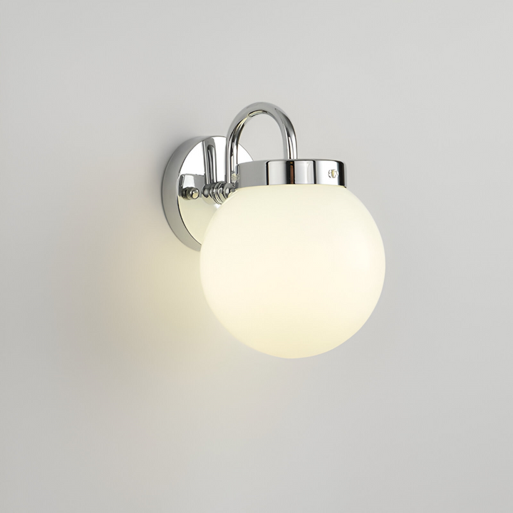 Dekorativ klotformad vägglampa i randigt glas, modern med LED-belysning.