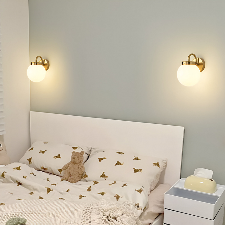 Elegant designlampa: klotformad LED-vägglampa med randigt glas för vardagsrum.