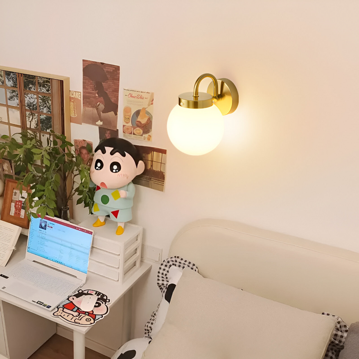 Randig glasvägglampa med modern LED-teknik, perfekt för sovrummets belysning.