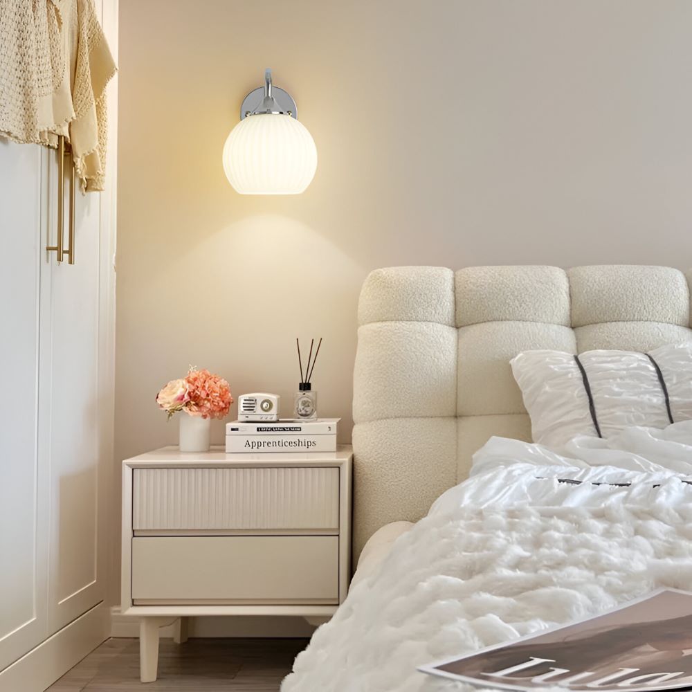 Klotformad LED-vägglampa i modern design, randigt glas för stilfull inredning.
