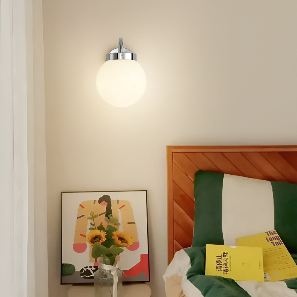 Snygg vägglampa med randigt klot av glas, integrerad LED för mjukt ljus.