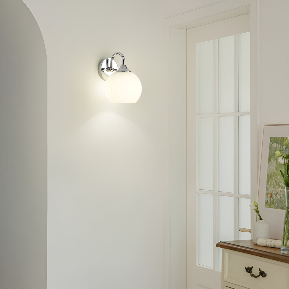 Designvägglampa i glas: modern klotform, randig yta och energieffektiv LED.