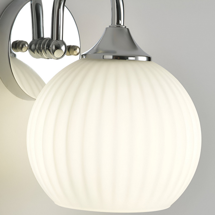 Vardagsrumsbelysning: klotformad LED-vägglampa i randigt glas, modern stil.
