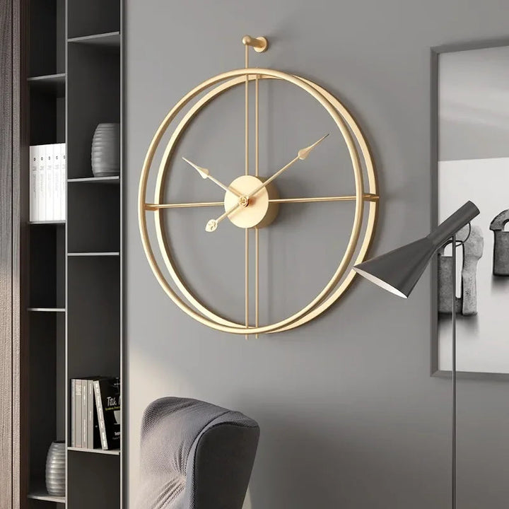 Modern konstnärlig väggklocka med elegant design, perfekt för vardagsrumsinredning.