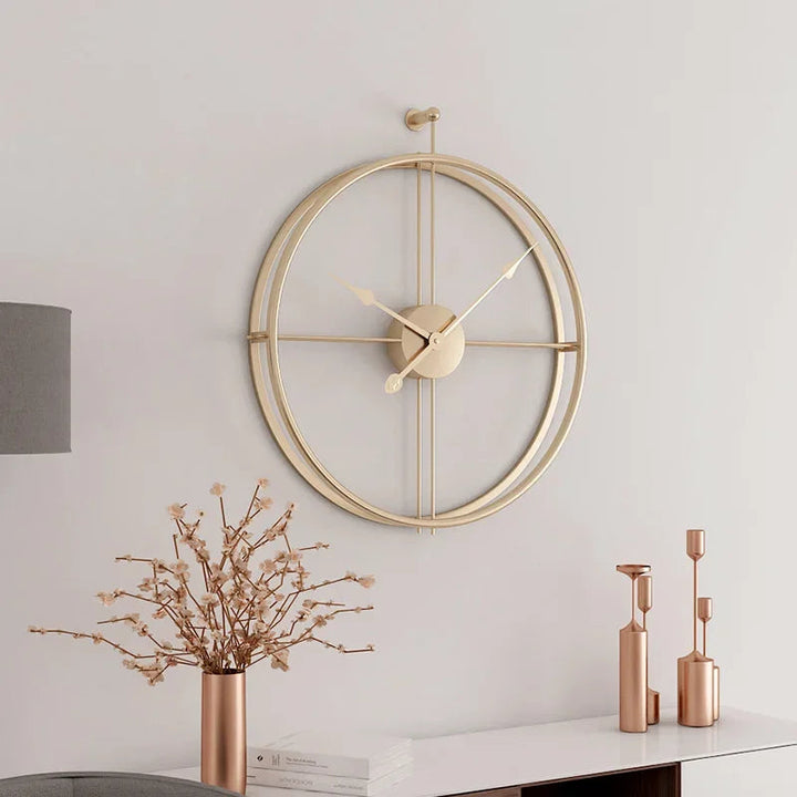 Elegant väggklocka i modern design, perfekt inredningsdetalj för vardagsrummet eller kontoret.