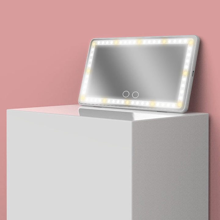 "Modern LED sminkspegel i bil med justerbar belysning i tre nivåer, monterad på bilens visir för optimal sminkning."