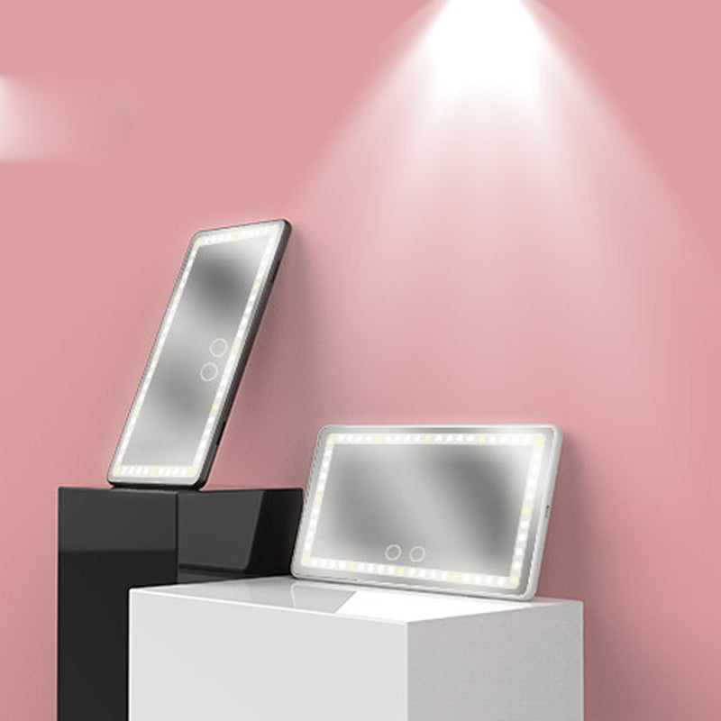 "Modern LED sminkspegel i bil med justerbar belysning i tre nivåer, monterad på bilens visir för optimal sminkning."