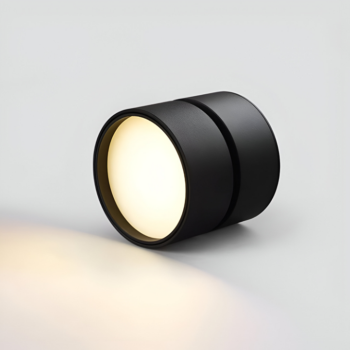 Stilren LED taklampa med metallfinish, ger ett modernt intryck i hemmet.