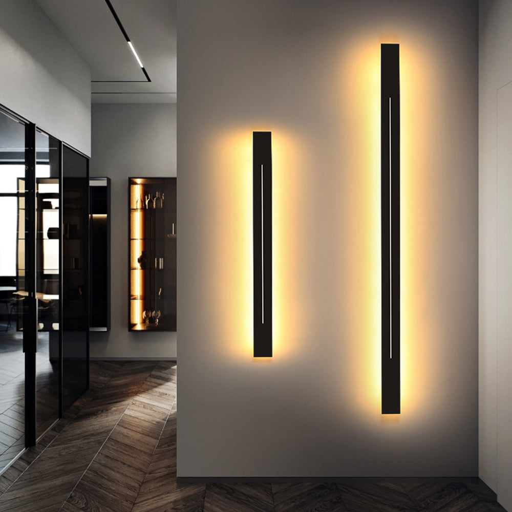 Modern LED-vägglampa i svart design, elegant belysning för vardagsrum. Inomhusbruk.