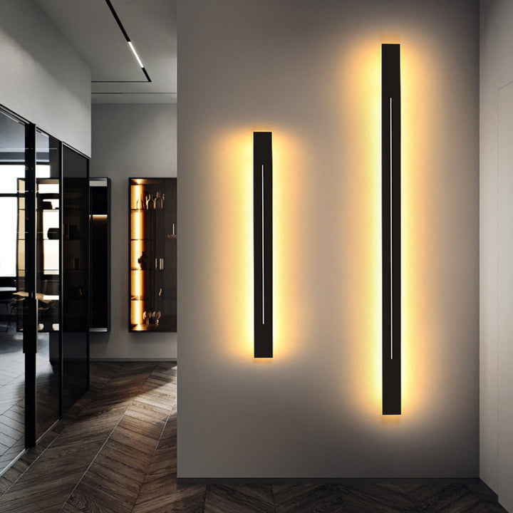 Modern LED-vägglampa i svart design, elegant belysning för vardagsrum. Inomhusbruk.