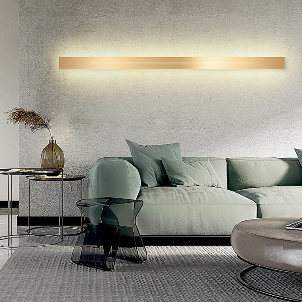Dimbar LED-vägglampa, guld & svart, modern design för inomhusbelysning.