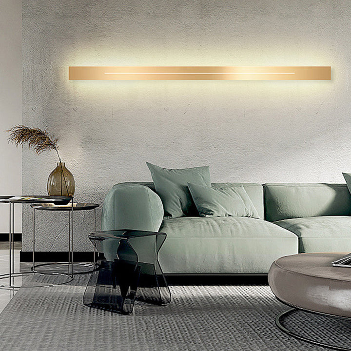 Dimbar LED-vägglampa, guld & svart, modern design för inomhusbelysning.