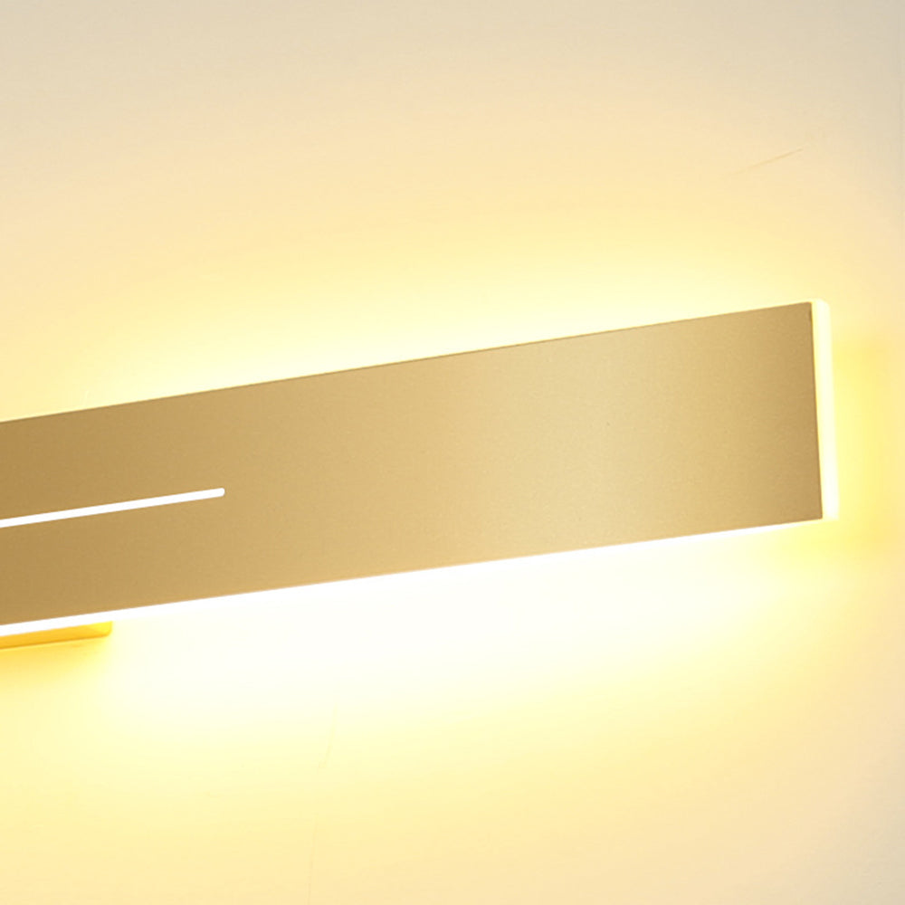 Elegant guld LED-väggbelysning, modern design för inomhusbruk i hemmet.