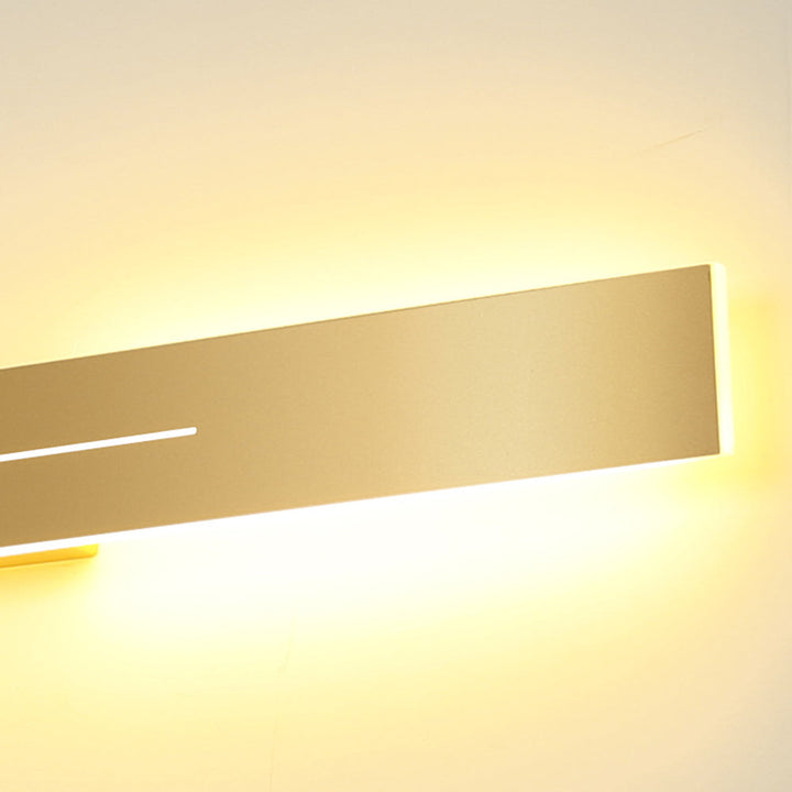 Elegant guld LED-väggbelysning, modern design för inomhusbruk i hemmet.