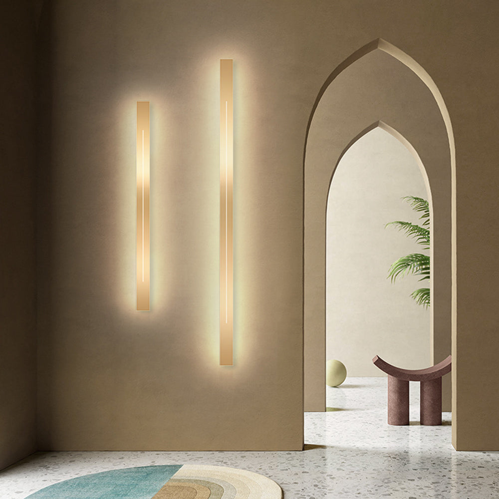 Elegant LED-vägglampa guld/svart, dimbar, modern inomhusbelysning för sovrum.