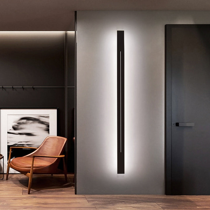 Svart och guld LED-vägglampa, elegant modern inomhusbelysning.