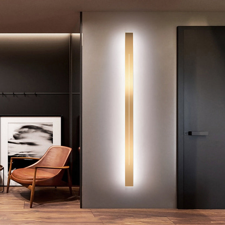 Svart LED-väggarmatur med elegant design, modern belysning perfekt för vardagsrum.