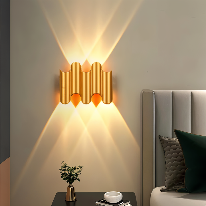 Modern LED vägglampa i svart och guld. Ger elegant upp/ner-belysning för stilren heminredning.