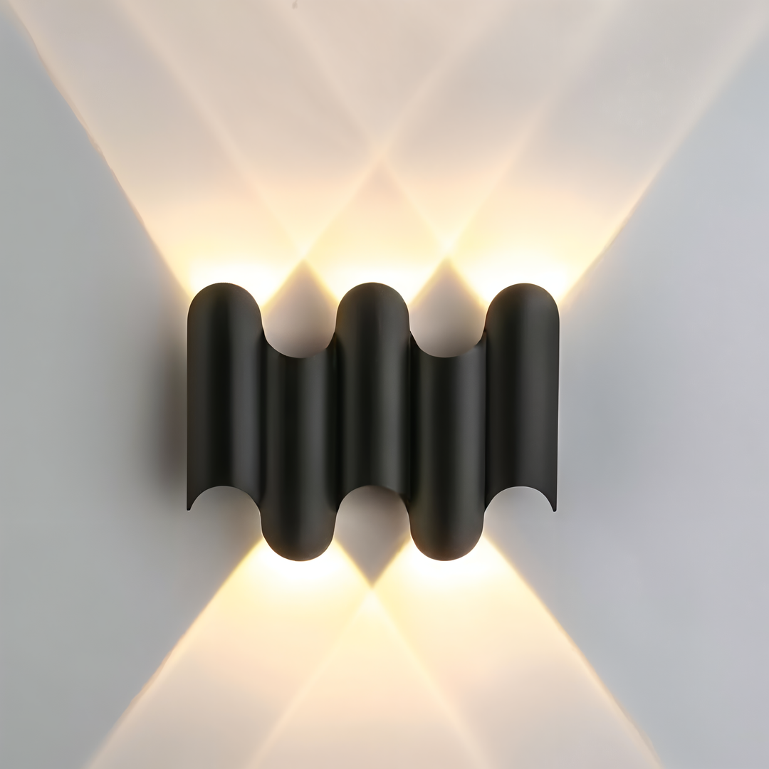 Premium LED vägglampa i guld & svart. Modern design med behaglig upp/ner-belysning inomhus.