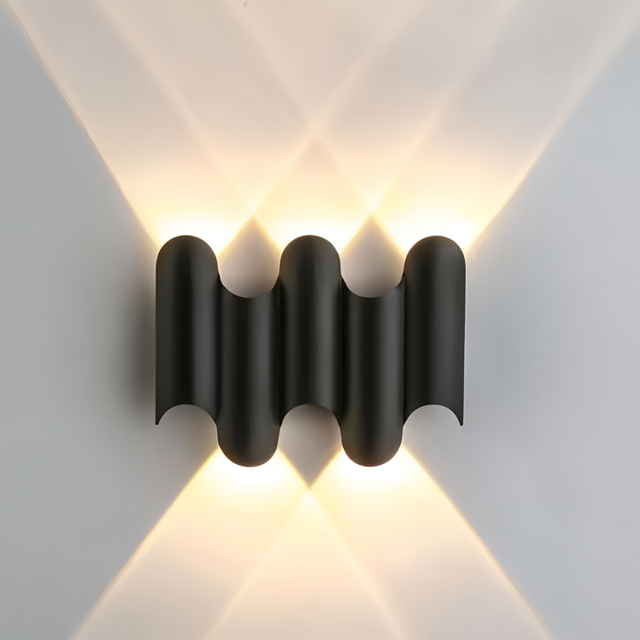 Premium LED vägglampa i guld & svart. Modern design med behaglig upp/ner-belysning inomhus.