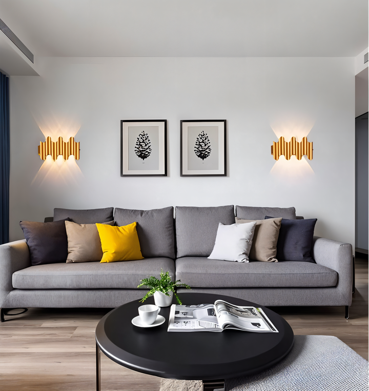 Energisnål LED-vägglampa med upp/ner-ljus. Svart och guld design för modern inomhusbelysning.