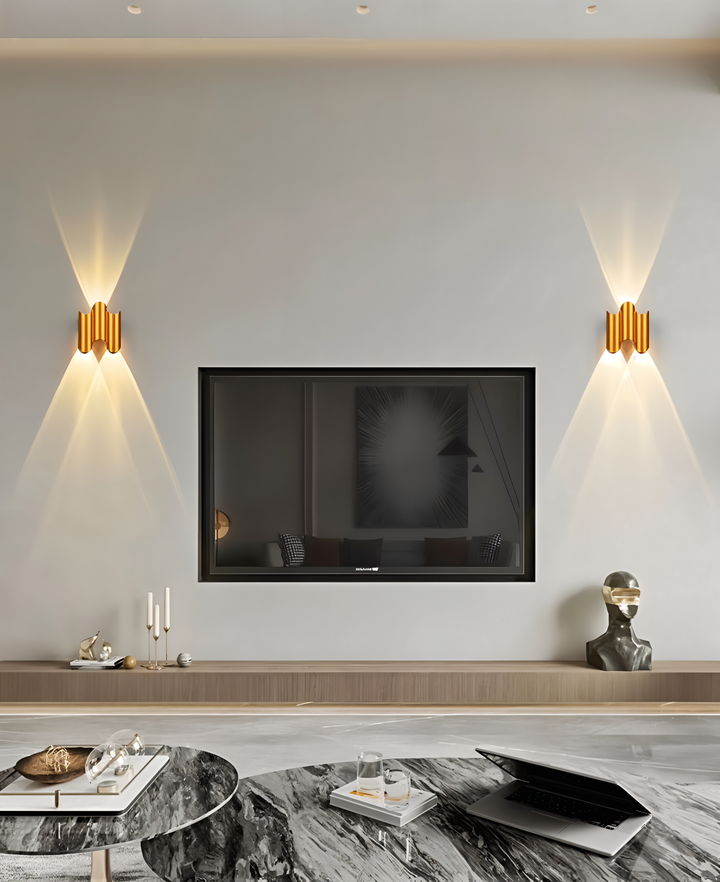 Elegant vägglampa i guld och svart. LED-belysning med justerbart upp/ner-ljus för accent.