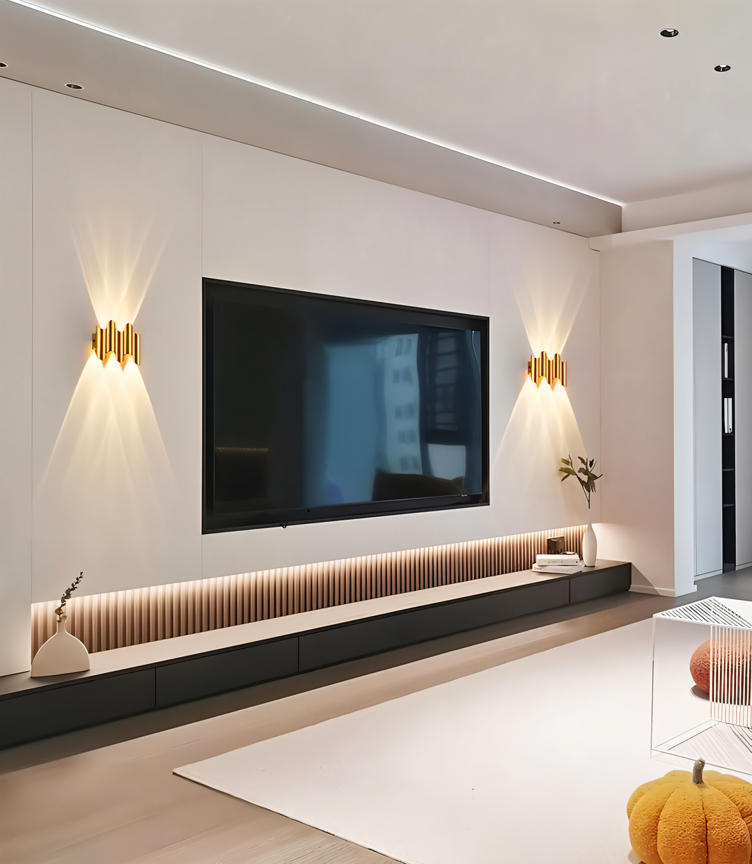 Designlampa i modern stil. Svart vägglampa med guld-detaljer och effektiv LED upp/ner-belysning.