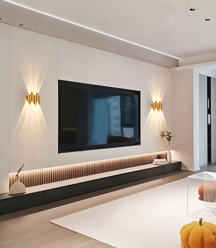 Designlampa i modern stil. Svart vägglampa med guld-detaljer och effektiv LED upp/ner-belysning.