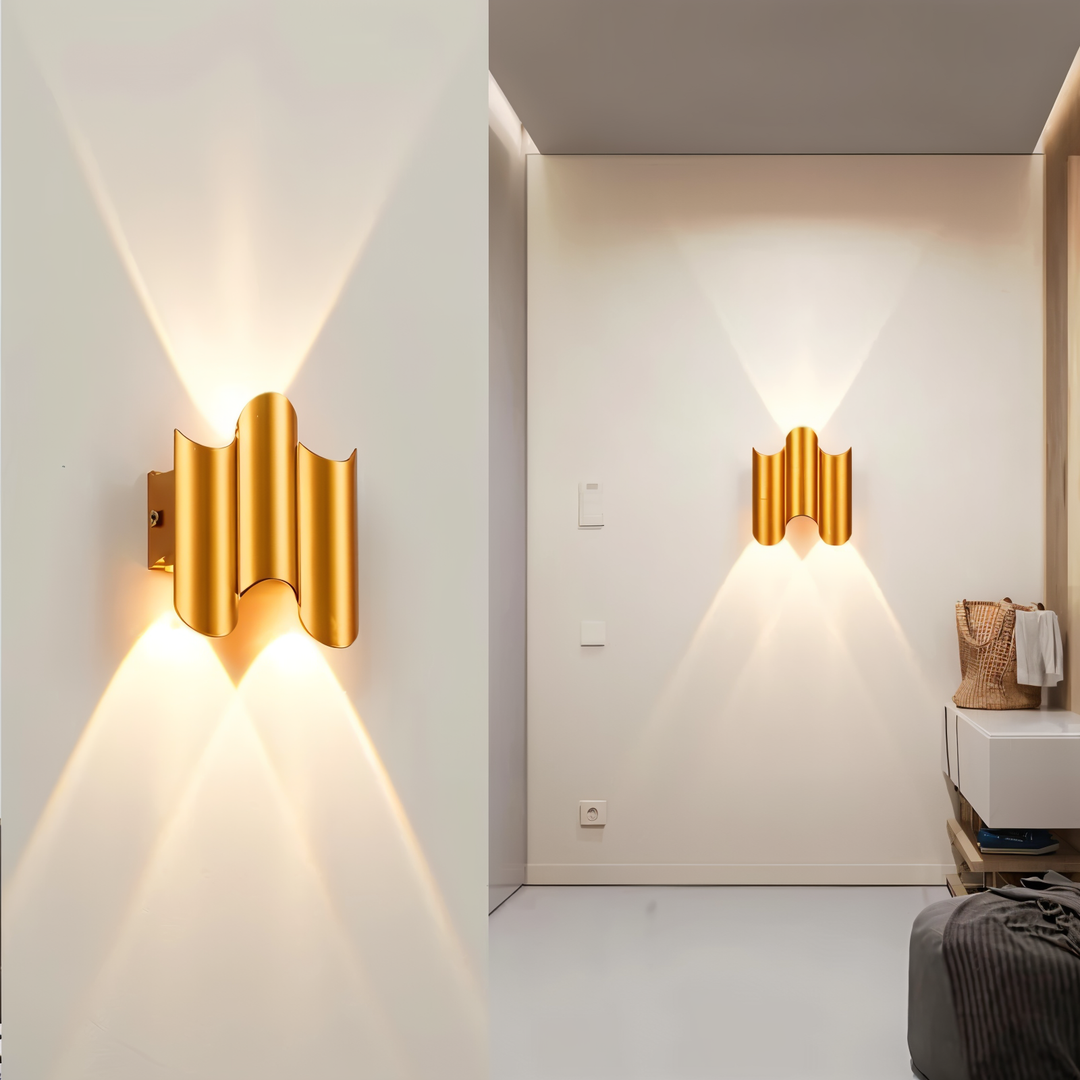 Vacker LED-vägglampa för inomhusbruk. Svart med guldfinish, skapar dekorativt upp/ner-ljus.
