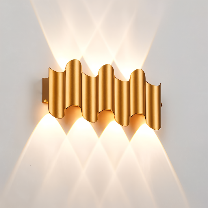 Accentbelysning: modern LED vägglampa i guld/svart. Perfekt för stilfullt upp/ner-ljus inomhus.
