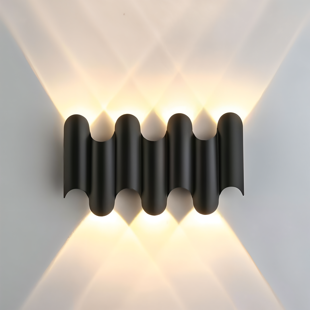 Heminredning: elegant svart och guld LED vägglampa med upp/ner-ljus. Energisnål och modern.