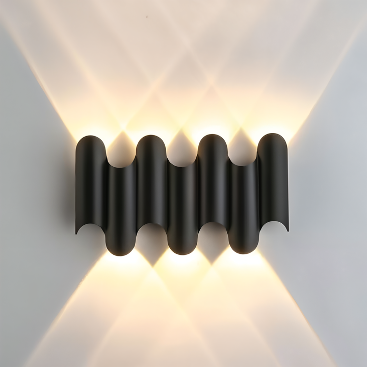 Heminredning: elegant svart och guld LED vägglampa med upp/ner-ljus. Energisnål och modern.