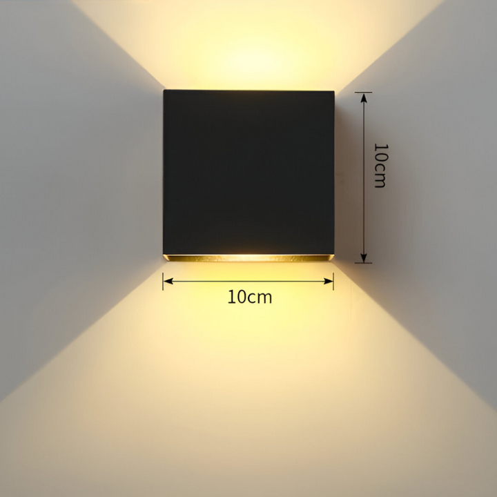 Mjukt LED-ljus från nordisk vägglampa, elegant och effektiv för modern inredning. Matt yta.